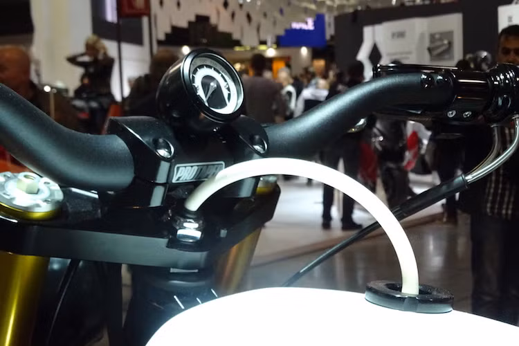 Được tối giản hết mức để tạo phong cách xe đua, Triumph Scrambler đã chỉ được Shaw Speed &amp; Custom trang bị cho duy nhất một đồng hồ báo tốc độ gọn gàng, được gắn trên ghi-đông to bản, rộng ngang của Pro Taper.