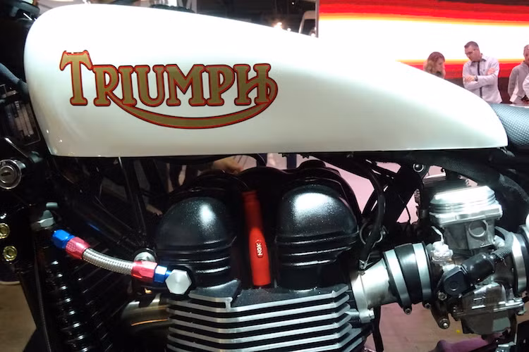Thay vì bình xăng lớn như trên Bonneville, chiếc xe đã được thay bình xăng gọn gàng và theo đúng phong cách xe đua flat track cổ điển. Ngay cả dòng chữ Triumph trên bình xăng cũng đã được vẽ mô phỏng theo logo cũ của hãng. Bên dưới bình xăng là động cơ nạp khí tự nhiên 2 xi-lanh SOHC 865cc làm mát bằng gió 68 mã lực/50 Nm nguyên bản của Bonneville.