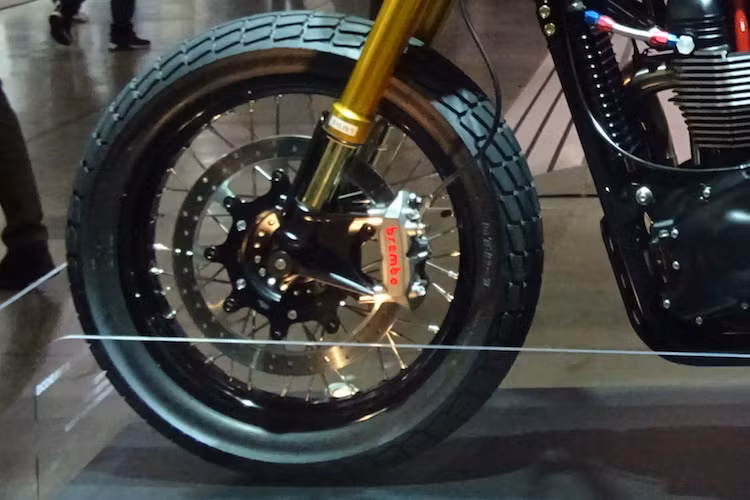 Chảng 3 của Triumph Bonneville đã được nới rộng trên bản độ Scrambler nhằm lắp được bánh trước lớn với đường kính lên tới 19 inch kèm lốp gai bản lớn. Hệ thống phanh trước của xe cũng đã được nâng cấp với heo Brembo monoblock.