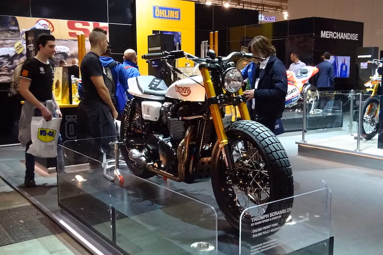 Được tạo ra bởi xưởng độ Shaw Speed &amp; Custom nổi tiếng tại Anh Quốc, Scrambler là một mẫu xe độ từ dòng Triumph Bonneville T100 thế hệ trước. Được biết, cảm hứng để Shaw Speed &amp; Custom tạo ra Scrambler được lấy từ những mẫu xe đua flat-track cổ điển, "lai" với những chi tiết hiện đại trên nhiều mẫu scrambler thời thượng hiện nay.