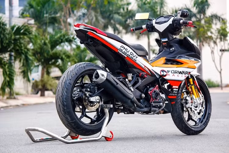 Nhờ dàn áo sơn tem đấu cùng các "đồ chơi" được chọn lọc kỹ và "dàn chân" độ bánh lớn đẹp mắt, chiếc Yamaha Exciter 150 của một người chơi xe tại Việt Nam đã trở nên "ngầu" và ấn tượng hơn.