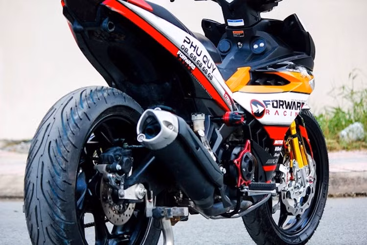 Chi tiết độ "khủng" nhất trên chiếc Exciter này đó là "dàn chân" sau khi nó đã được chủ xe thay nguyên bộ gắp của Yamaha R6 vào, kèm theo đó là mâm Asio cùng lốp Michelin Road 4 và phuộc YSS.