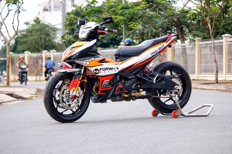 Với bánh sau nguyên bản vốn đã có bản lốp khá to là 120/70/17 cùng thiết kế vuốt nhọn đuôi đầy thể thao như xe phân khối lớn, kể từ khi ra đời tới nay Yamaha Exciter 150 đã được rất nhiều người chơi độ lên những "dàn chân" kích thước lớn hơn, lấy từ các dòng xe phân khối lớn.