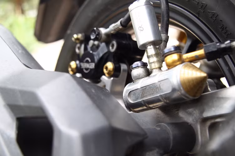 Những món "đồ chơi" độc đáo cũng hội tụ ở phía sau chiếc xe. Trong đó, hệ thống phanh sau cũng được độ lại với heo Beringer, pen đạp Zelioni và bình dầu mini của Bonamici Racing