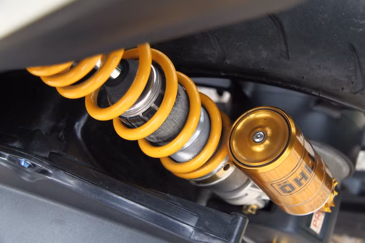 Trong khi đó, cặp phuộc nguyên bản của Click 125i được thay bằng phuộc "hàng hiệu" Ohlins khiến chiếc xe ổn định hơn.
