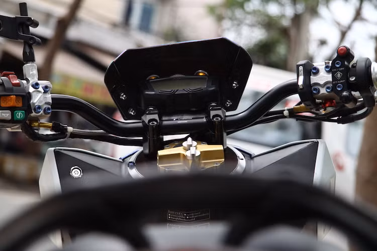 Khu vực tay lái của xe còn hội tụ nhiều món đồ chơi "khủng" khác như cùm phanh ISR CNC, bao tay kèm gủ Rizoma, cùm công tắc đề Ducabike, công tắc đèn Daytona và bộ trợ lực trung tâm Ohlins.