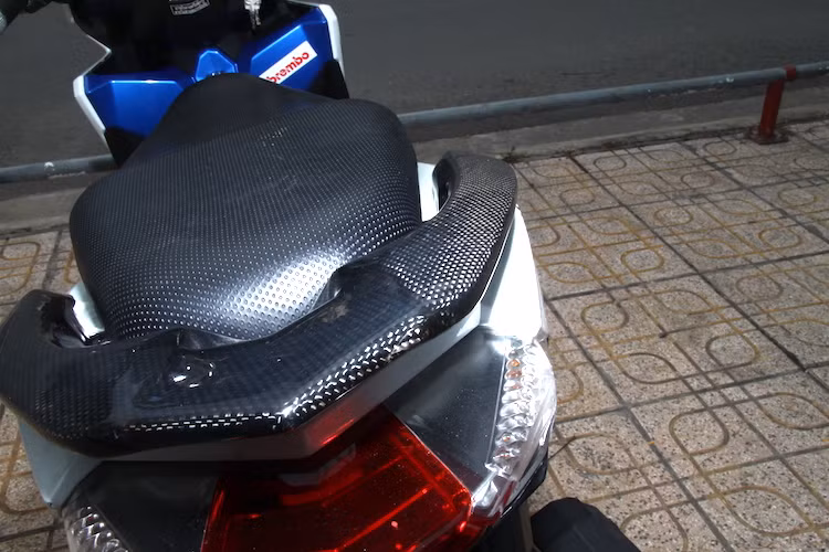 Ở phía sau, một số chi tiết như tay xách hay nắp che quạt gió của động cơ cũng đã được chủ nhân trang trí bằng cách dán sợi carbon thật, sau đó phủ lên lớp nhựa epoxy trong suốt tạo độ bóng và sâu.