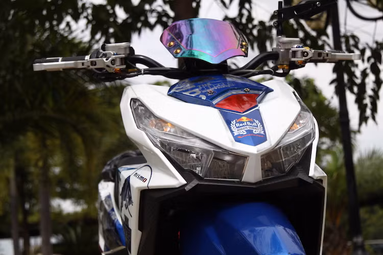 Điểm đặc biệt trên bản độ này đó là thay vì phần đầu xe với dàn nhựa nguyên bản, chủ xe đã lựa chọn cách lắp ghi-đông trần thay thế để tạo cho chiếc Click vẻ khỏe khoắn hơn, tương tự dòng xe ga BW's của Yamaha hay mới đây nhất là chiếc Beat Street của chính Honda vừa ra mắt tại Indonesia.