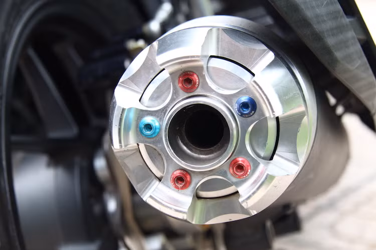 Cây pô nguyên bản của Click 125i được giữ nguyên, chỉ có phần chụp pô đã được thay bằng loại nhôm CNC của hãng đồ chơi xe phân khối nhỏ nổi tiếng từ Thái Lan Bikers.