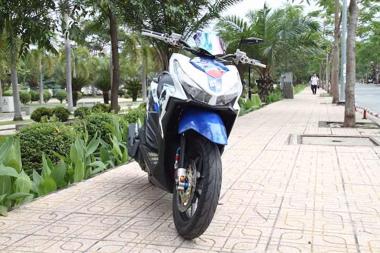 Còn được bán với tên gọi Honda Vario 125, mẫu xe ga Honda Click 125i phiên bản nhập nguyên chiếc từ Thái Lan là một trong những dòng xe tay ga được dân chơi rất ưa chuộng tại Việt Nam, đặc biệt ở khu vực miền Nam. Với kiểu dáng vốn đã rất thể thao, chiếc xe là "nguyên liệu" để nhiều bikers Việt chế ra những bản độ kiểng đẹp mắt.