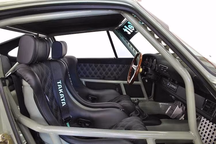 Mặc dù có nội thất gần như xe đua, nhưng chiếc 911 vẫn gợi lên vẻ sang trọng và tinh tế của một mẫu xe "xuất Âu" do có cabin bọc kết hợp giữa da và alcantara và chần chỉ trắng vân con thoi tương phản, được thực hiện bởi hãng DJ Design.