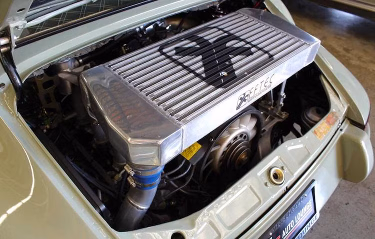 Nằm ở phía sau đuôi xe, khối động cơ 3.6l nguyên bản của 911 Turbo cũng đã được độ "hết bài" với bộ tăng áp kép, cổ hút, hệ thống xả, két làm mát "hàng thửa" của FFTEC; côn ACT và hệ thống phun nhiên liệu 1100 của FIC, giúp chiếc xe đạt công suất lên tới hơn 450 mã lực.