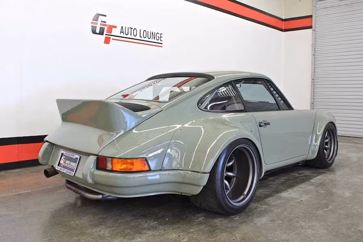 Với bộ widebody của RWB, chiếc 911 Turbo đã có dáng "mông to" khi nhìn từ phía sau với chiều rộng tăng lên tới gần 1 mét. Theo đúng phong cách của những chiếc 911 cổ điển, chiếc xe đã được lắp cánh đuôi dạng "đuôi vịt" của hãng Stratton Motorsports cùng các cửa sổ phía sau có những khe thông gió như phiên bản đua 911R.