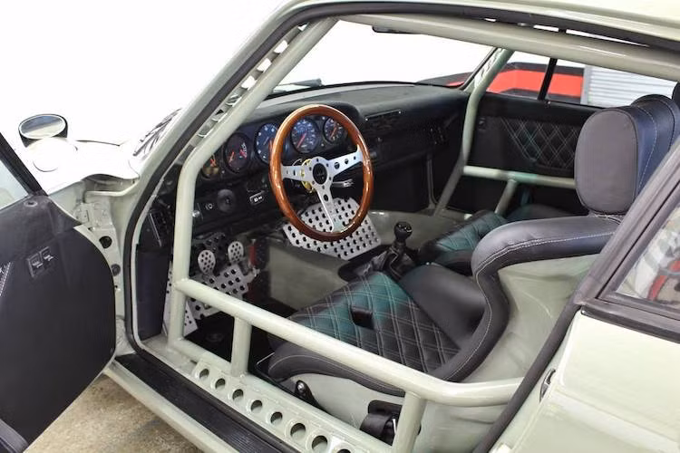 Ở phía trong nội thất, chiếc 911 Turbo cũng đã được độ lại theo phong cách xe đua với bộ khung thép gia cường do xưởng độ FFTEC chế tác, cặp ghế đua GTS Classics kèm dây đai an toàn 4 điểm của Takata, bàn pedal của Rennline và vô-lăng thể thao Momo Indy vành bọc gỗ cổ điển.