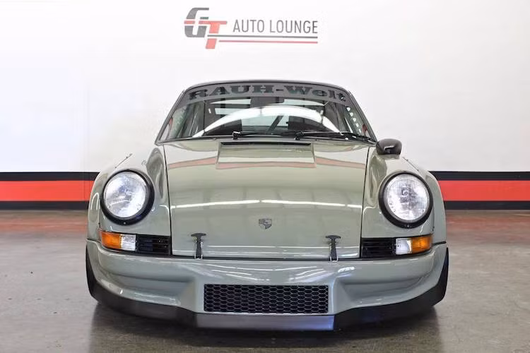 Dù thuộc thế hệ 911 930 nhưng từ phía trước, chiếc xe lại có phần đầu giống như phiên bản Carrera RS 2.7 từ thế hệ 911 đầu tiên, có tên mã 901 nhờ có cản trước đặc biệt. Bên cạnh cản trước, chiếc xe còn có nắp ca-pô siêu nhẹ từ sợi carbon của Tre Motorsports. Để phù hợp với chất hoài cổ của chiếc 911 này, thân của chiếc xe đã được sơn màu xanh Mignonette dịu mắt.