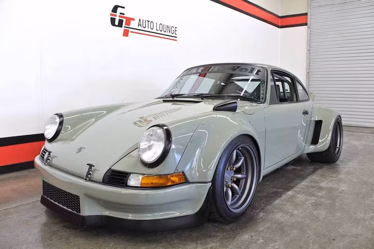 Sức mạnh của động cơ được truyền tới 4 bánh thông qua hộp số sàn 5 cấp G50. Trong khi đó với hệ thống treo thể thao của KW kèm theo hệ thống nâng gầm thủy lực ở phía trước, chiếc xe có khả năng điều khiển được nâng cao và cũng không "ngại" những chướng ngại vật nhỏ trong phố.