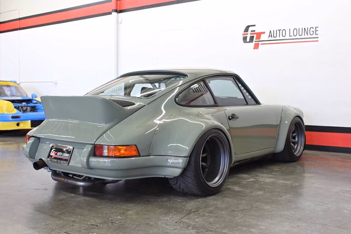 Được độ lại từ A tới Z, chiếc 911 Turbo đời cũ này hiện nay đang được rao bán bởi showroom GT Auto Lounge ở California, Mỹ với giá không rẻ: 219.888 USD (tương đương 4,89 tỷ đồng).