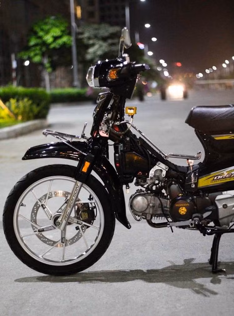 Dù là một chiếc Honda Dream đời cũ được sản xuất tại Thái Lan, tuy nhiên chiếc xe đã được người chơi thay dàn vỏ của xe máy Honda Super Dream Việt đời cuối, nổi bật với phần đầu dài hơn và chóa pha sáng hơn. "Dàn chân" của chiếc xe đã được thay cặp mâm "xương cá" từ Suzuki Raider.