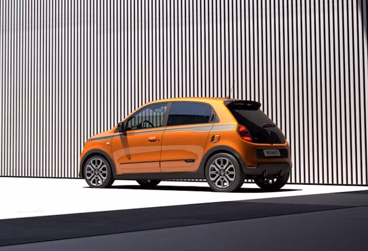 Kết hợp với trọng lượng nhẹ và kích thước cực nhỏ (chiều dài chỉ khoảng 3,5 m), Twingo GT có thể đem tới cảm giác lái "vui nhộn" ngay cả khi không có động cơ mạnh và chỉ di chuyển trong thành phố. Đây là điều mà rất ít những mẫu xe thể thao truyền thống có thể đạt được.