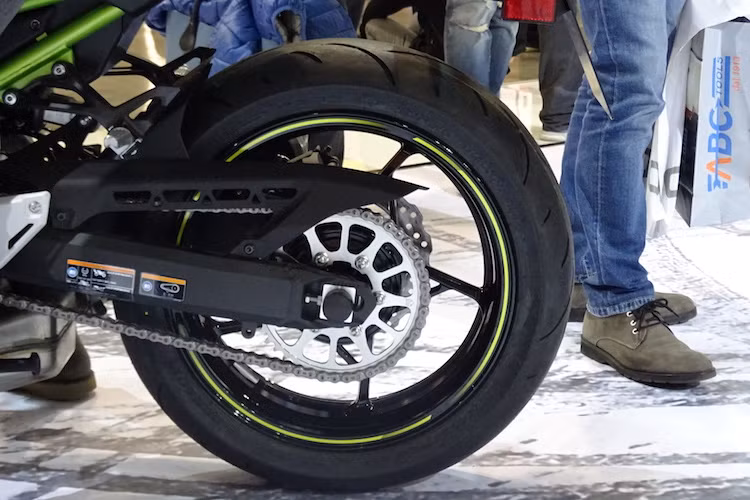 Với các thay đổi này, khối động cơ của Z900 cho công suất tối đa 123,5 mã lực. Sức mạnh của động cơ được truyền tới bánh sau có lốp Dunlop bản 180/55/17 nhờ xích 525 để hạn chế sự hao hụt công suất. Phuộc sau của Z900 cũng có khả năng điều chỉnh độ nhún.