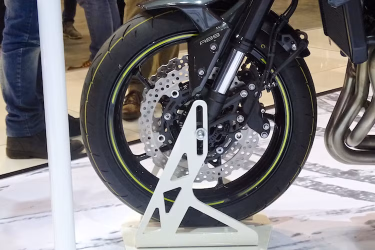 Tương tự như Z800, Z900 vẫn được trang bị phuộc USD ở phía trước và hệ thống phanh đĩa kép với heo Nissin 4 piston có ABS. Tuy nhiên, thiết kế mâm của xe đã chuyển từ 3 cánh chữ Y thành 5 cánh. Lốp trước của xe có kích thước 120/70/17.