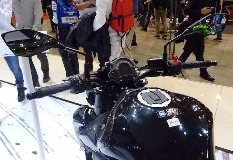 Z900 có bảng đồng hồ mới hình cánh cổng vòm với đồng hồ báo tua có các vạch đèn sáng chỉ báo và một màn hình lớn ở phần trung tâm. So với bảng đồng hồ cũ hoàn toàn điện tử và đầy góc cạnh của Z800, thiết kế mới này kém hấp dẫn hơn.