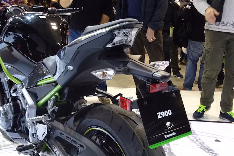 Có đèn hậu LED hình chữ Z phía sau nhưng so với Z800, đèn hậu của Z900 cũng trông không ấn tượng bằng. Xe có chiều cao yên chỉ 794 mm.