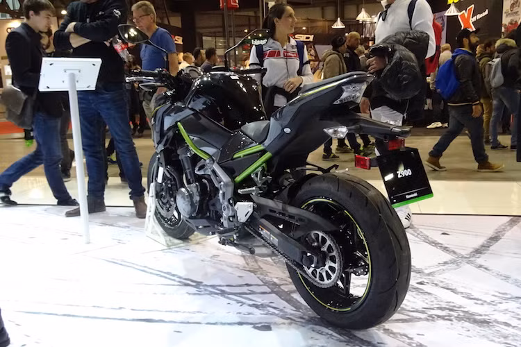 Được ra mắt cùng Z650, Z900 cũng chưa được hãng xe Kawasaki đưa ra mức giá và ngày bán ra chính thức. Các đối thủ của xe là Yamaha MT-09, Triumph Street Triple và Suzuki GSX-S750.