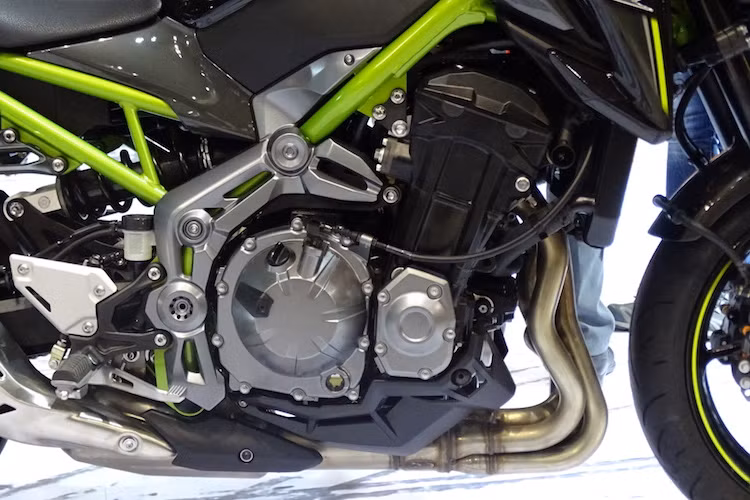 Không chỉ có khung mới, Z900 còn sở hữu động cơ 4 xi-lanh thẳng hàng DOHC, phun nhiên liệu điện tử được lấy từ Z1000 nhưng có dung tích giảm xuống chỉ còn 948 cc, cùng với trục khuỷu trọng lượng nhẹ và tỉ số truyền ở các cấp số từ 1 tới 5 ngắn hơn.