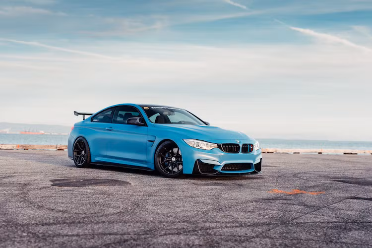 Cung cấp sức mạnh cho M4 thế hệ mới là động cơ tăng áp 6 xi-lanh thẳng hàng 3.0l, với công suất tối đa lên tới 425 mã lực và mô-men xoắn 550 Nm. Sức mạnh này được truyền tới cầu sau thông qua hộp số sàn 6 cấp hoặc tự động ly hợp kép 7 cấp.