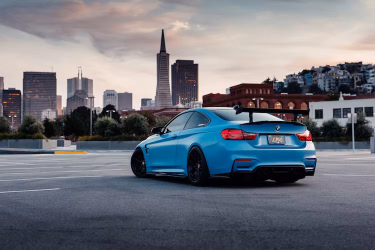 Không chỉ có hệ động lực được nâng cấp, xe thể thao M4 còn được chú trọng cải thiện tới khả năng điều khiển và cảm giác lái. Để làm được điều này, chủ xe đã trang bị ở cả 4 bánh hệ thống treo điều chỉnh 2 cấp độ của hãng KW cùng các tay đòn và thanh ổn định thân xe của hãng độ Dinan.