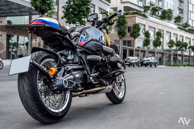 Sau khi "lên đồ chơi", chiếc R nine T đã được chủ xe lựa chọn dán lên thân dàn tem tự thiết kế với 3 màu sắc đặc trưng của BMW Motorsport, kèm theo hình ảnh logo "bò húc" của hãng nước tăng lực RedBull - nhà tài trợ cho nhiều đội đua nổi tiếng Thế giới.