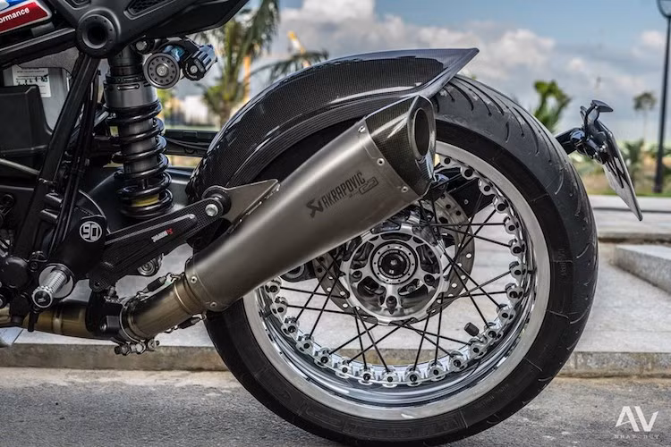 Ở phía sau, chiếc xe cũng đã được trang bị hàng loạt đồ chơi "hàng hiệu" như phuộc Nitron, pô Akrapovic, chắn bùn carbon Fullsix, bánh căm Kineo và đùm CNC Roland Sands Design. Cả 2 lốp được thay bằng cặp Michelin Road 4 với độ bám tốt hơn ở nhiều điều kiện mặt đường khác nhau.