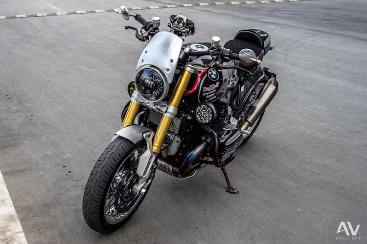 Tại Việt Nam, một chiếc R nine T nguyên bản đã có giá không rẻ, lên tới 600 triệu đồng. Tuy nhiên, được biết chủ của chiếc R nine T này đã chi thêm số tiền lên tới hơn 1 tỷ đồng để độ lại nó. Theo giới chơi xe, hiện tại có thể nói đây là chiếc R nine T độ có giá trị đắt nhất tại Việt Nam, thậm chí là tại cả khu vực Đông Nam Á.