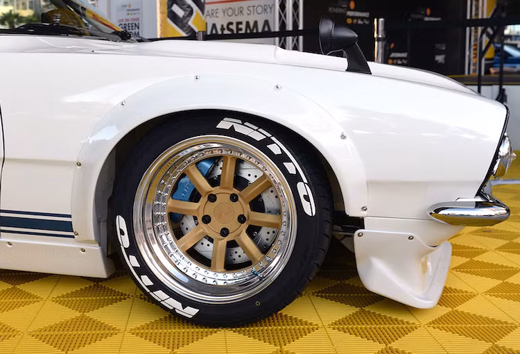 Trong khi đó, 2 bên thân xe đã được ốp các tấm nới rộng vè xe. Do anh Kei Miura - chủ hãng bodykit nổi tiếng Nhật Bản Rocket Bunny thiết kế, những tấm ốp này được bắt vít vào vè nguyên bản của xe.