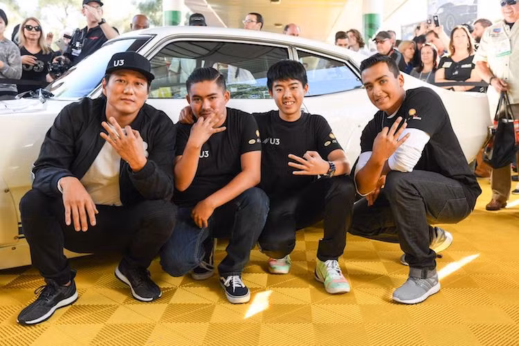 Dự án Underdog còn đặc biệt ở một điểm đó là Sung Kang đã có 3 "trợ thủ" là những học sinh tại trường THPT Alhambra ở California trợ giúp trong quá trình độ xe. Chiếc xe sau khi độ sẽ được bán đấu giá, sau đó số tiền thu được sẽ được sử dụng để quyên góp vào quỹ SEMA Memorial Scholarship Fund, giúp hỗ trợ học phí đại học cho những sinh viên mới.