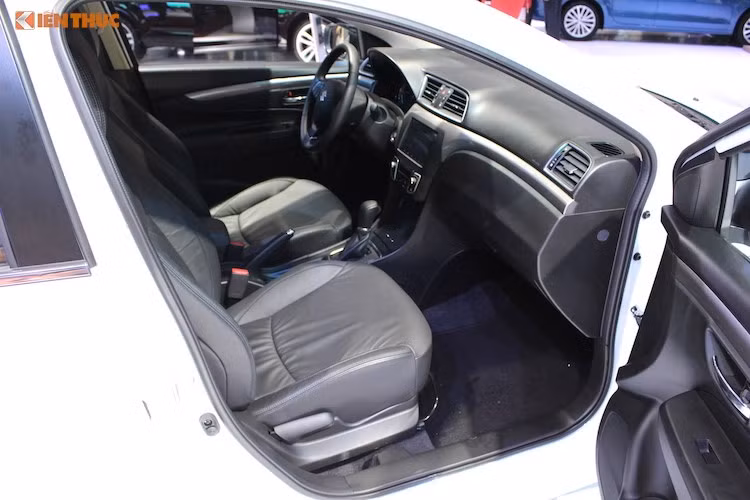 Hiện tại, Suzuki Việt Nam đã đưa ra mức giá niêm yết cho Ciaz là 580 triệu đồng. Với mức giá này, Ciaz rẻ hơn một chút so với Toyota Vios phiên bản E CVT (588 triệu đồng) và Honda City số tự động (583 triệu đồng), đồng thời có các tiện nghi rất hấp dẫn. Tuy nhiên, bảng báo cáo bán hàng của hiệp hội các nhà sản xuất ôtô Việt Nam (VAMA) đã cho thấy điều ngược lại.