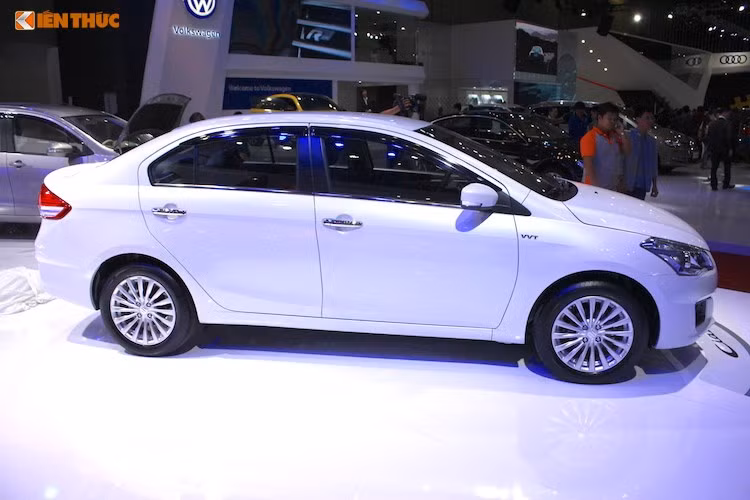 Ciaz có kích thước dài x rộng x cao lần lượt là 4490 x 1730 x 1485 mm với chiều dài cơ sở 2.650 mm. Nhìn vào những thông số này, giới chuyên gia đánh giá Ciaz có kích thước nhỉnh hơn các xe cùng phân khúc hạng B. Với các kích thước lớn hơn các đối thủ, Suzuki Ciaz sở hữu không gian bên trong nội thất khá rộng rãi, cùng với khoang hành lý có thể tích 495 lít.