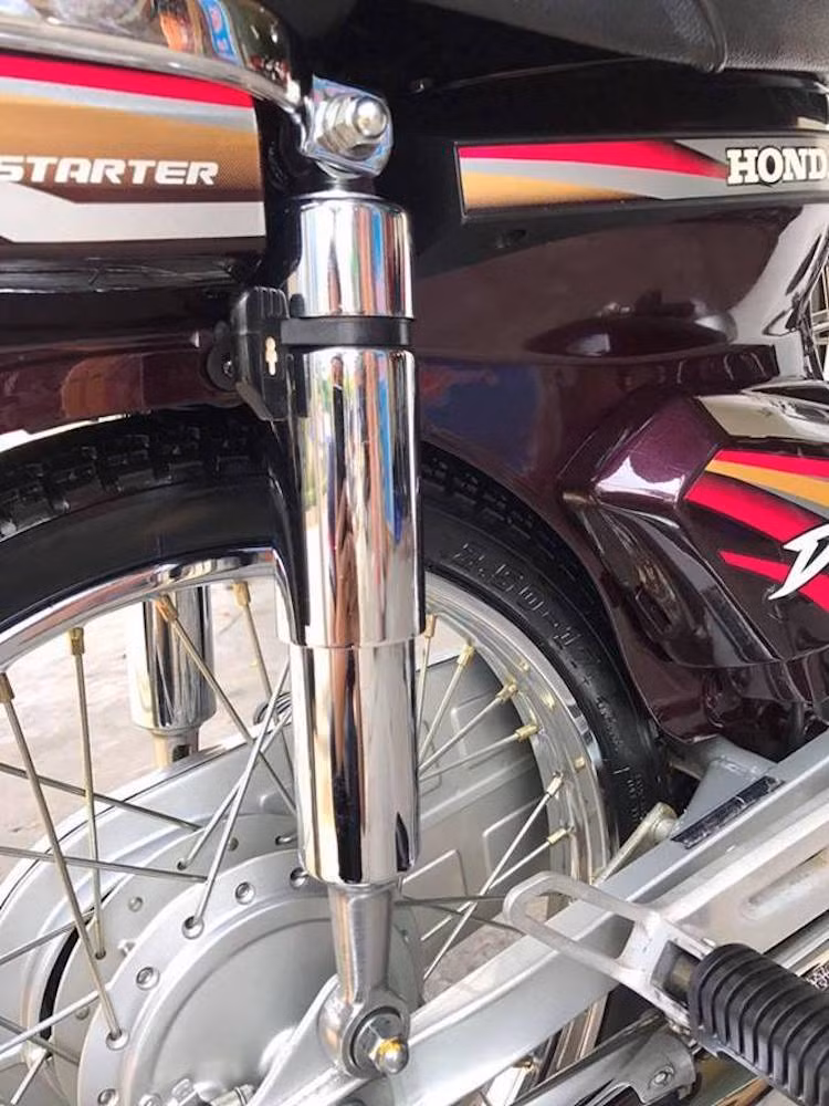 Do mới chỉ lăn bánh được hơn 1500 km nên tất cả các chi tiết trên chiếc Super Dream này vẫn còn như mới. Thậm chí ngay cả cặp lốp nguyên bản của xe vẫn còn mới tinh và nguyên gai gió. Từng con ốc trên xe vẫn còn dấu sơn vàng, chứng tỏ chưa bao giờ được mở ra.