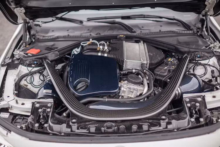 Ở dạng nguyên bản, M4 vốn đã sở hữu động cơ tăng áp kép 3.0l 6 xi-lanh thẳng hàng với công suất tối đa lên tới 425 mã lực và mô-men xoắn cực đại 550 Nm. Carbonfiber Dynamics đã bắt đầu việc độ hiệu năng cho xe bằng hệ thống ECU Burger Motorsport JB4 đã được hiệu chỉnh và kèm theo 8 chế độ map khác nhau, phù hợp với mọi điều kiện từ đường đua tới sử dụng hàng ngày.