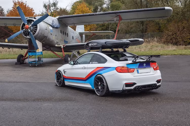 hần đuôi của M4 cũng đã trải qua một cuộc "đại cải cách" về tính khí động học với cánh đuôi dạng nẹp, cánh đuôi lớn trên nắp khoang hành lý và cánh khuếch tán không khí dưới gầm của hãng Alpha-N và Varis. Giống như nhiều chi tiết khác trên chiếc xe, những cánh này cũng được làm từ sợi carbon.