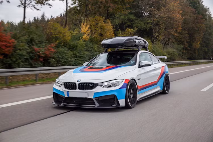 Chưa dừng lại ở đó, động cơ của xe cũng đã được nâng cấp mạnh mẽ với hệ thống xả Akrapovic kèm van AGA có thể điều chỉnh, cặp turbo TTE 6XX, cổ hút Eventuri bằng sợi kevlar kết hợp carbon, côn độ Dodson Motorsport và bộ phun methanol. Kết quả là sau khi độ, với áp suất turbo đạt 2,3 bar, M4 có thể đạt công suất tối đa lên tới 700 mã lực và mô-men xoắn cực đại 827 Nm.