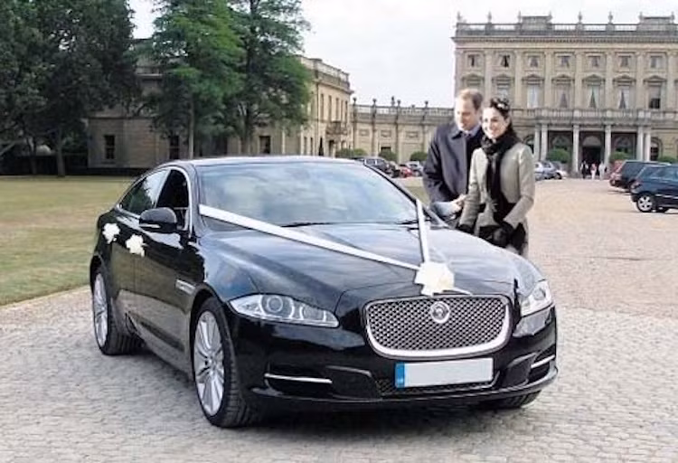 Trong khi đó, là một thương hiệu xe sang Anh Quốc, Jaguar cũng có một "chỗ đứng" trong đội xe của Hoàng gia Anh. Trước khi sinh ra Công tử George, Hoàng tử William cùng Công nương Kate đã thường xuyên di chuyển trên chiếc sedan hạng sang Jaguar XJ. Dù hiện ít sử dụng hơn, nhưng XJ vẫn là một trong những mẫu xe được hoàng tử William ưa thích nhất.
