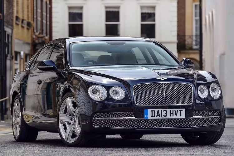 Chiếc Bentley Flying Spur này là mẫu xe cao cấp nhất trong đội xe của Hoàng gia Anh. Không chỉ đẹp mắt và mạnh mẽ, chiếc Flying Spur W12 của Hoàng tử William còn có điểm đặc biệt là chống được đạn.