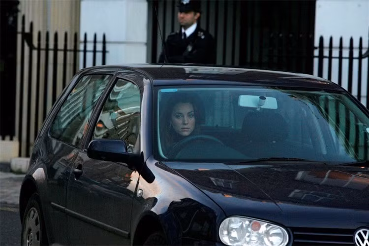 Trước khi trở thành vợ của Hoàng tử William, Công nương Kate đã từng sở hữu một chiếc hatchback giá rẻ Volkswagen Golf thế hệ thứ 4 đời cũ. Đối với một thành viên Hoàng gia, đây là một mẫu xe cực kỳ giản dị nhưng Công nương Kate vẫn rất thích nó.