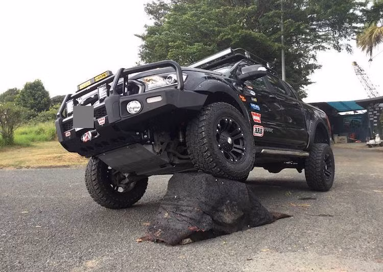 Với điều kiện địa hình đa dạng, Việt Nam là một trong những nước Đông Nam Á với trào lưu chơi offroad khá mạnh. Trong đó, số lượng người chơi offroad sử dụng Ranger, cũng như các phụ tùng cho xe khá đa dạng. Với niềm đam mê offroad, một chủ xe Ranger Wildtrak tại Sài Gòn đã trang bị cho chiếc xe của mình hàng loạt các phụ tùng ngoại nhập, biến chiếc xe trở thành một "chiến binh" offroad thực thụ.