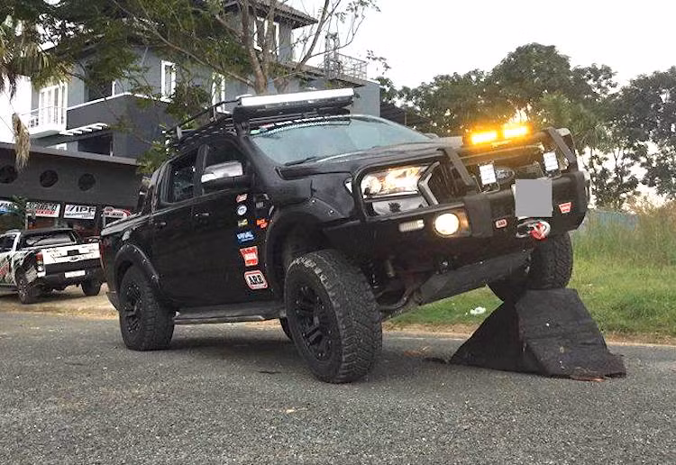 Ford Ranger Wildtrak do offroad “sieu khung” tai Sai Gon