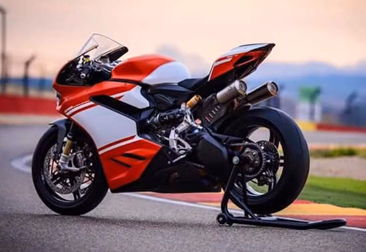 Là một phiên bản thể thao hơn cùa dòng siêu môtô 1299 Panigale S hiện nay, 1299 Superleggera đã được cải tiến mạnh mẽ, với mục tiêu chính là giảm trọng lượng xuống tối đa. Ngay từ tên gọi của chiếc xe đã chỉ ra mục tiêu này (chữ "Superleggera" trong tiếng Ý nghĩa là "siêu nhẹ" - PV).