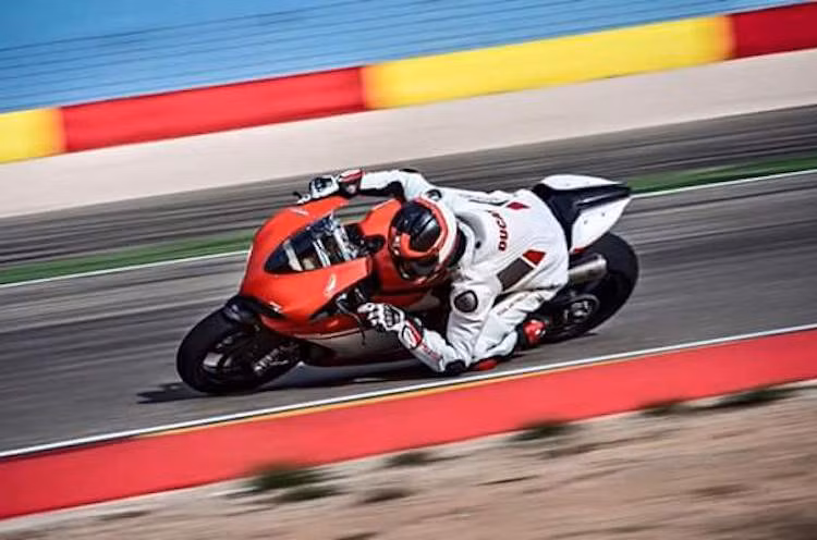 Được ra mắt chính thức tại triển lãm EICMA, Ducati sẽ chỉ sản xuất đúng 500 chiếc 1299 Superleggera trên toàn cầu. Nhiều khả năng hãng sẽ chỉ gửi giấy mời tới các khách hàng tiềm năng, và chỉ có những người được mời mới có quyền mua chiếc xe.