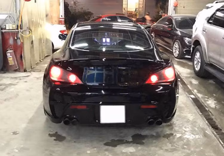 Ở phía sau, chiếc Genesis Coupe cũng có cản sau được độ lại thể thao hơn, kèm theo hệ thống xả kép cho âm thanh trầm ấm đầy "kích thích". Sau khi được độ lại, toàn bộ chiếc xe được sơn đen bóng trong khi mâm xe sơn đen mờ, khiến Genesis Coupe trở nên "siêu ngầu".
